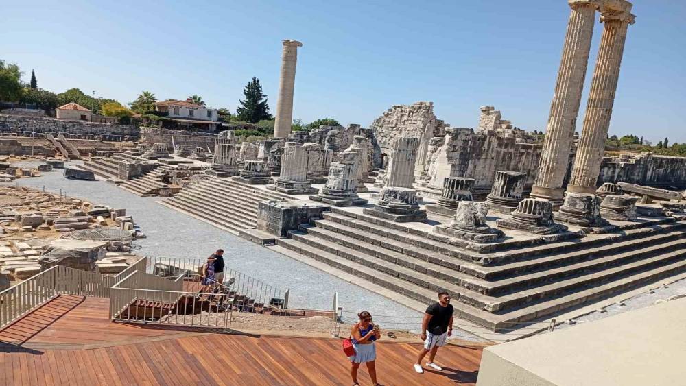 Dünyanın ilk kehanet merkezi Apollon Tapınağı, gece müzeciliğine açıldı
