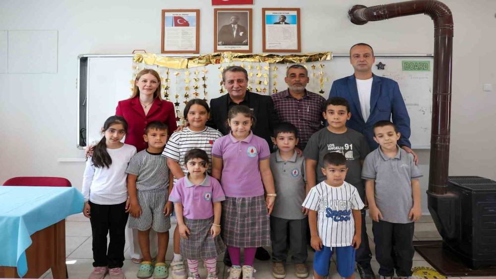 Başkan Yetişkin&rsquo;den minik &ouml;ğrencilere ilk g&uuml;n s&uuml;rprizi
