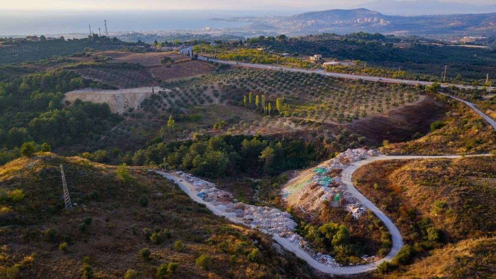 Kuşadası&rsquo;nda Toskana&rsquo;yı andıran vadiler atıklarla doluyor

