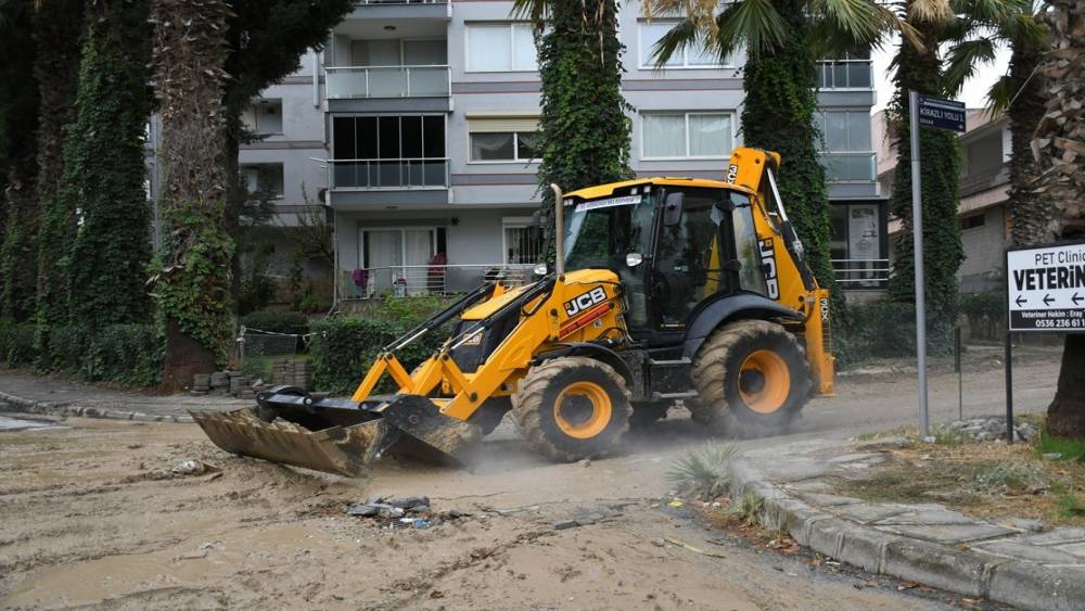 Kuşadası&rsquo;nda fırtına sonrası ekipler sahaya indi
