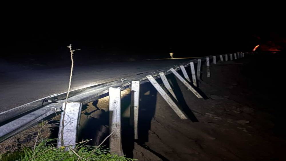 İncirliova&rsquo;da yol &ccedil;&ouml;kt&uuml;, s&uuml;r&uuml;c&uuml;lere uyarı yapıldı
