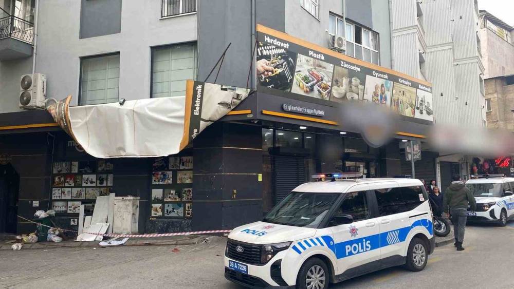 Efeler&rsquo;de şiddetli r&uuml;zgar tabelaları kopardı, iş yerlerinde hasar oluştu
