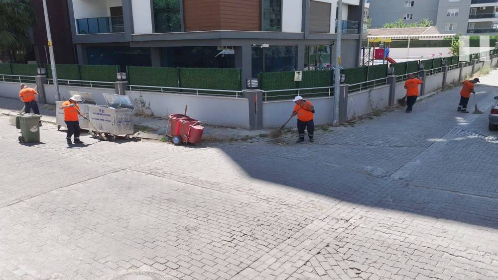 Efeler Belediyesi Temizlik İşleri M&uuml;d&uuml;rl&uuml;ğ&uuml; &ccedil;alışmalarını s&uuml;rd&uuml;r&uuml;yor
