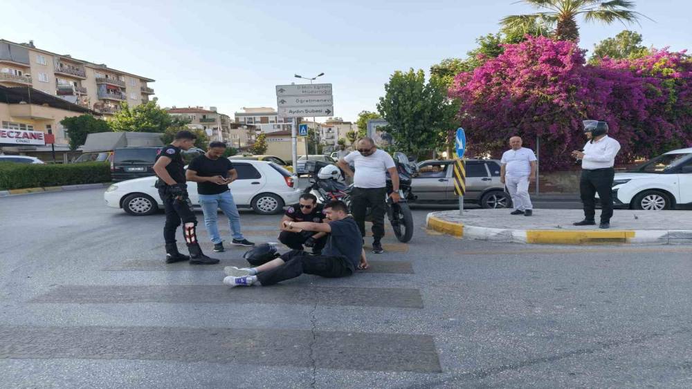 Otomobil ile &ccedil;arpışan motosikletin s&uuml;r&uuml;c&uuml;s&uuml; yaralandı
