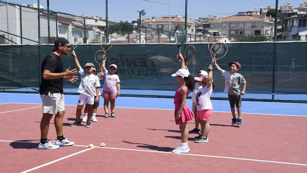 Kuşadası&rsquo;nda &uuml;cretsiz Yaz Spor Okulları kapılarını a&ccedil;tı
