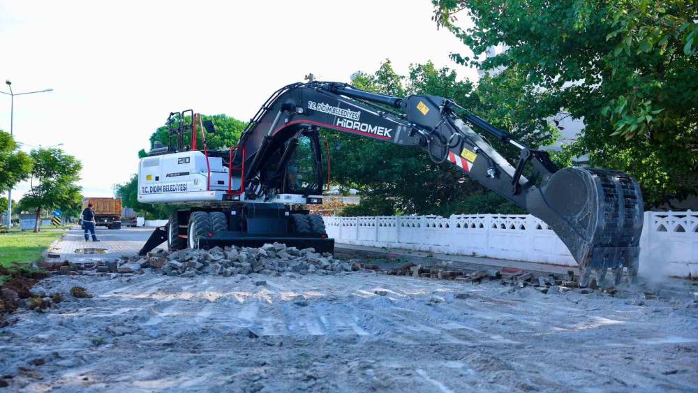 Didim&rsquo;de yol yenileme &ccedil;alışmaları devam ediyor
