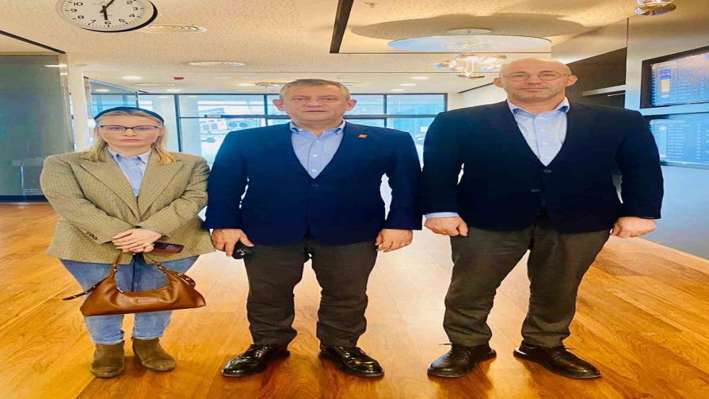 CHP Genel Başkanı &Ouml;zel Ortaklar &ccedil;&ouml;p şişini es ge&ccedil;medi
