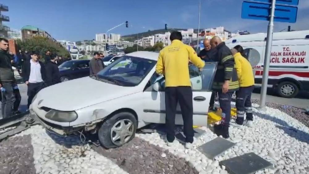 Ters y&ouml;nden &ccedil;ıkınca kaza ka&ccedil;ınılmaz oldu: 2 yaralı
