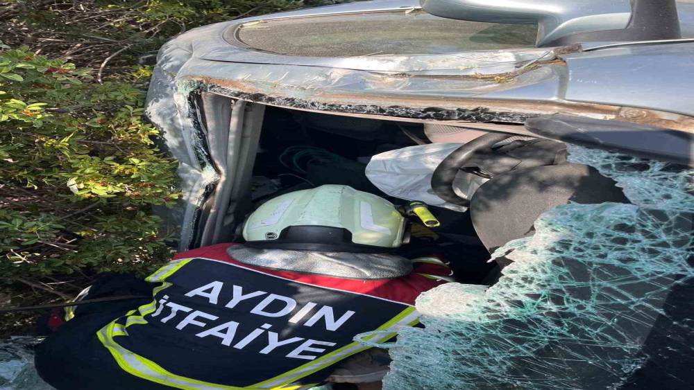 Kuşadası&rsquo;nda ara&ccedil; şarampole yuvarlandı: 1 yaralı
