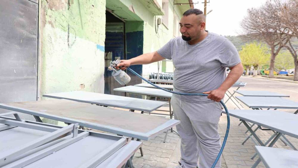 Cemiyetlerin vazge&ccedil;ilmezi demir masalar sezona hazırlanıyor
