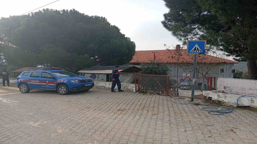 Aydın&rsquo;da jandarma ekipleri okul &ouml;nlerindeki g&uuml;venlik tedbirlerini arttırdı
