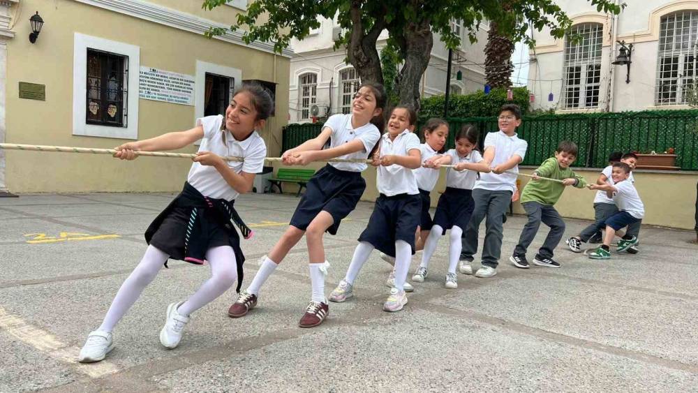 Kuşadası&rsquo;nda &ccedil;ocuk atletizm şenliği renkli g&ouml;r&uuml;nt&uuml;lere sahne oldu
