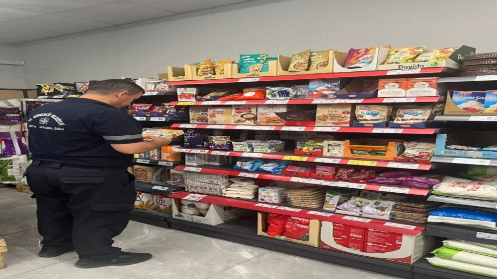 Germencik&rsquo;te zabıta ekipleri marketlerde etiket ve son kullanma tarihi kontrol&uuml; yaptı
