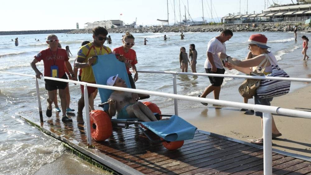 Kuşadası&rsquo;nda engelsiz plaj uygulamasıyla deniz keyfi herkes i&ccedil;in erişilebilir oldu
