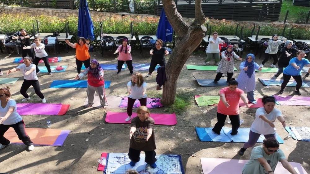 Efeler&rsquo;de a&ccedil;ık havada yoga zamanı
