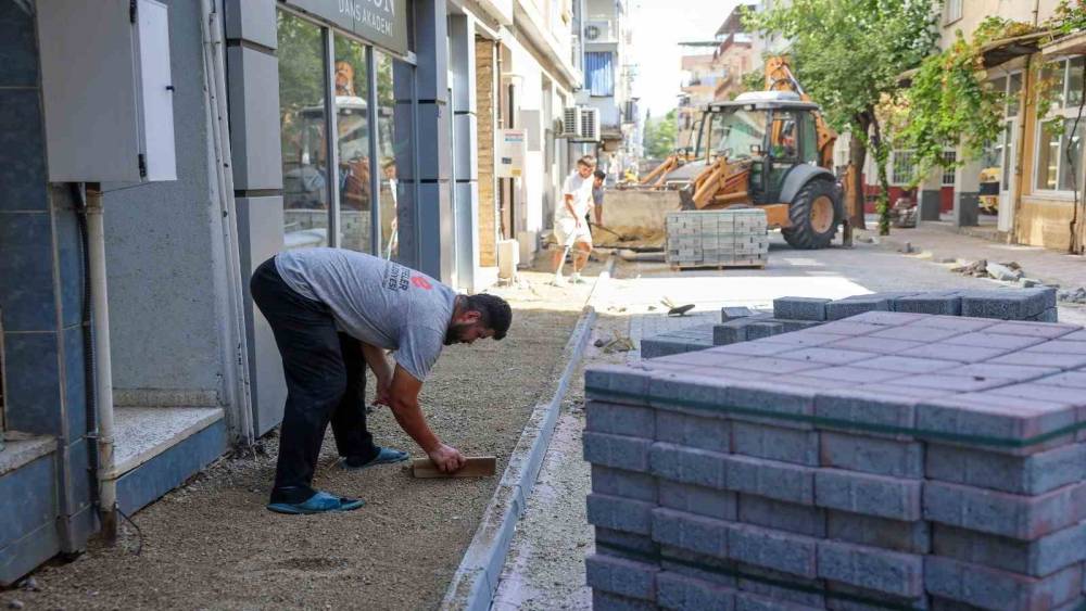 Efeler Belediyesi yol yenileme &ccedil;alışmalarını s&uuml;rd&uuml;r&uuml;yor
