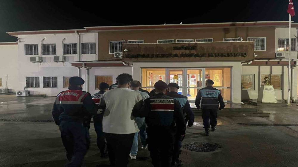 Didim&rsquo;de otelde 14 d&uuml;zensiz g&ouml;&ccedil;men yakalandı
