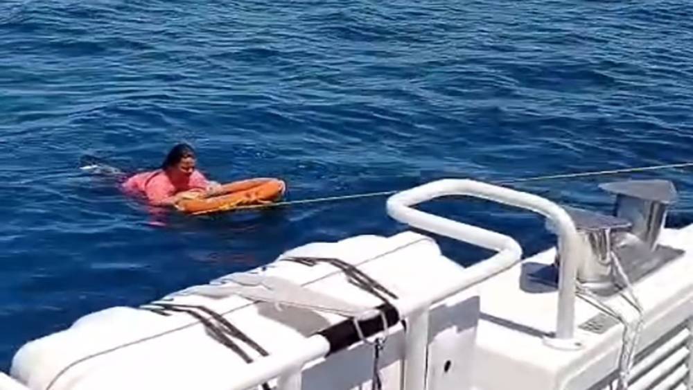 Denizde a&ccedil;ığa s&uuml;r&uuml;klenen kadın, deniz polisi tarafından kurtarıldı
