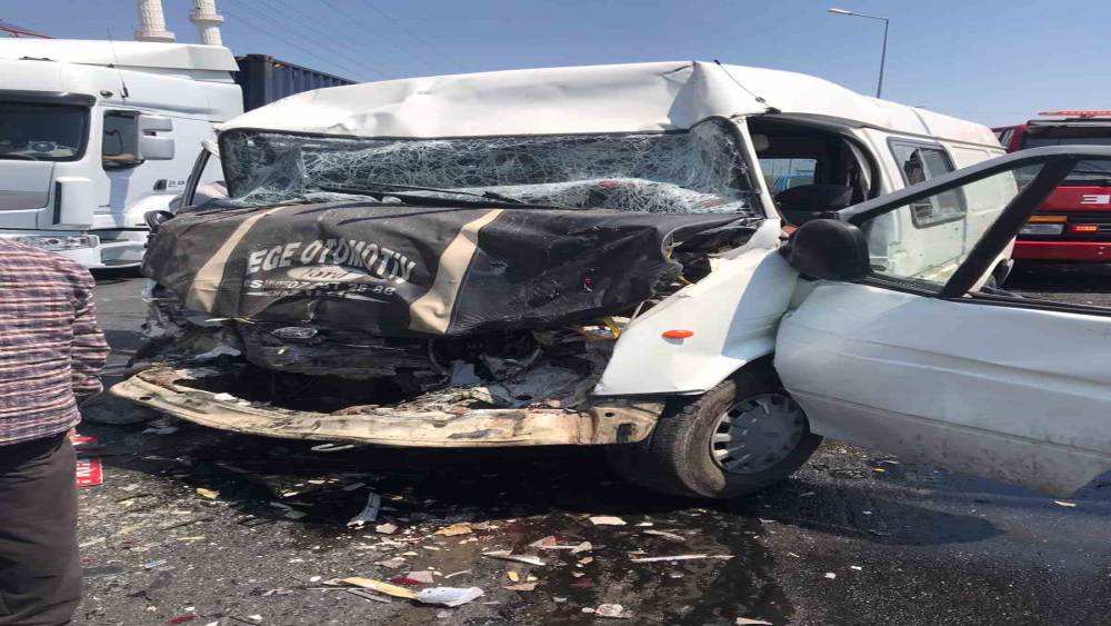 Buharkent&rsquo;te minib&uuml;sler &ccedil;arpıştı: 8 yaralı
