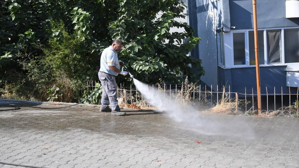 Kuşadası Belediyesi ekipleri il&ccedil;ede &ccedil;alışmalarını s&uuml;rd&uuml;r&uuml;yor
