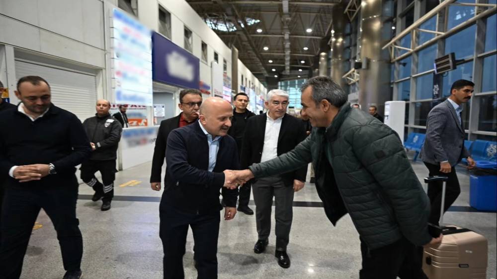 Aydın Valisi Varol, otob&uuml;s terminalinde yolcularla buluştu
