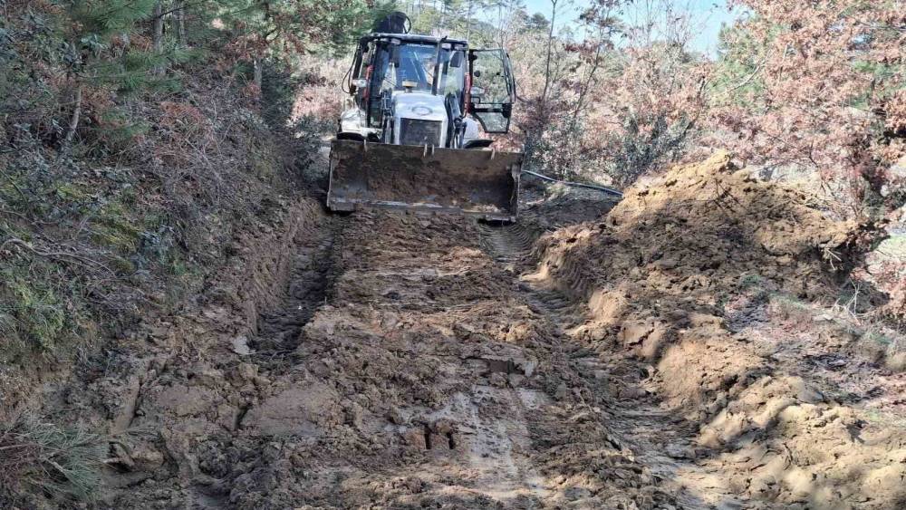 Kuyucak Belediyesi&rsquo;nden yağışla kapanan yollara hızlı m&uuml;dahale
