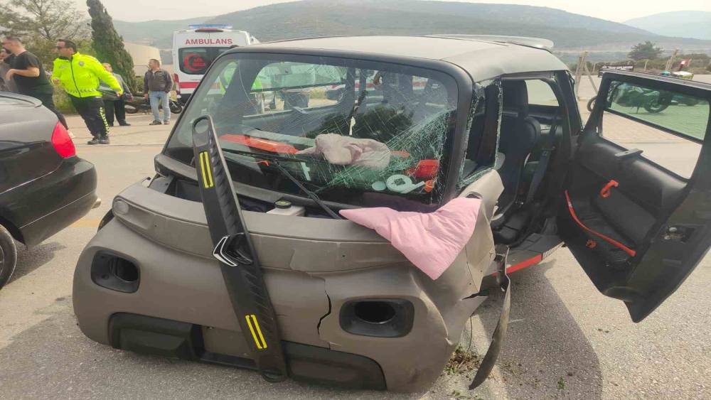 Kuşadası&rsquo;nda otomobil ile elektrikli ara&ccedil; kafa kafaya &ccedil;arpıştı: 4 yaralı
