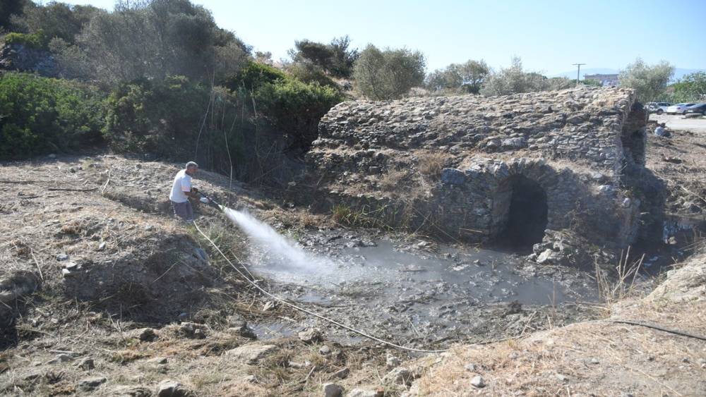 Kuşadası&rsquo;nda tarihi Roma Hamamı&rsquo;nda temizlik &ccedil;alışması
