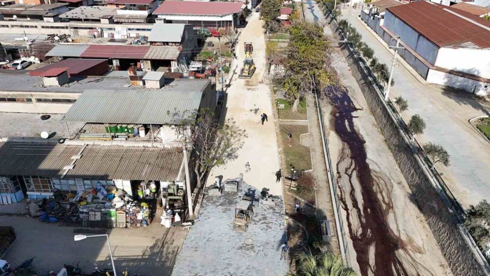 Yenipazar&rsquo;da Doğu Mahallesi&rsquo;nde parke taşı &ccedil;alışmaları s&uuml;r&uuml;yor
