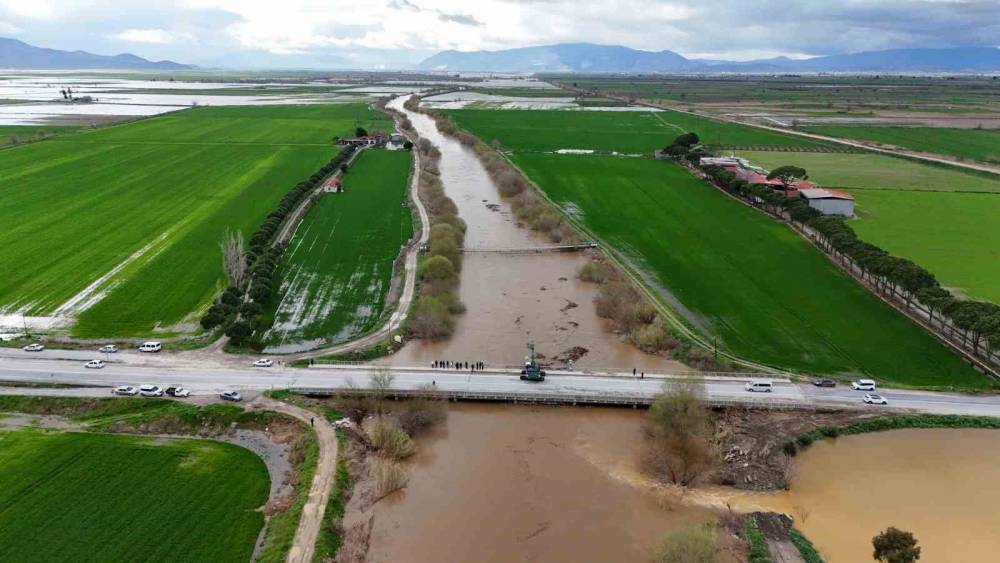 B&uuml;y&uuml;k Menderes nehri, k&ouml;pr&uuml; seviyesine y&uuml;kseldi
