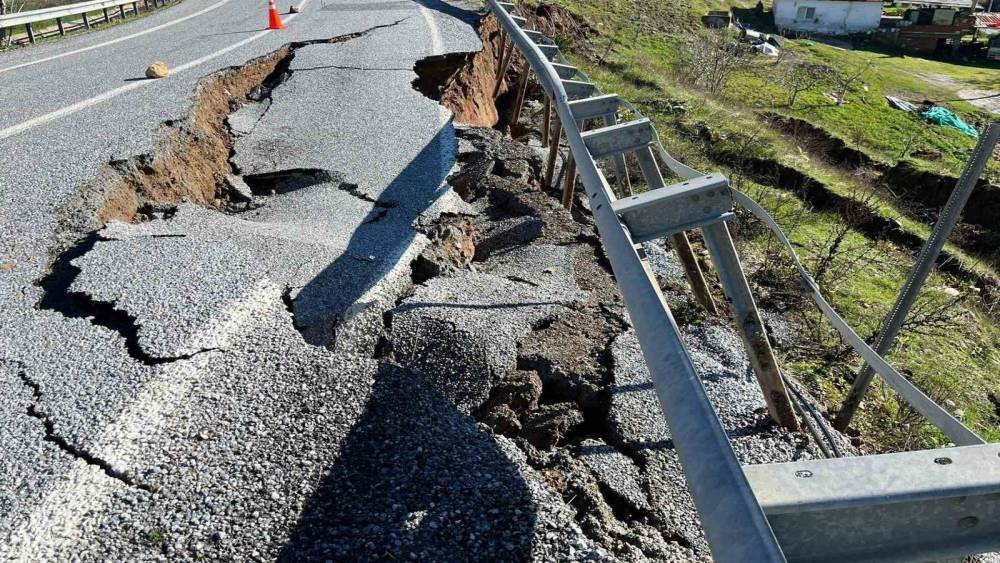 İncirliova-Tire karayolunda trafik tek şeride d&uuml;şt&uuml;
