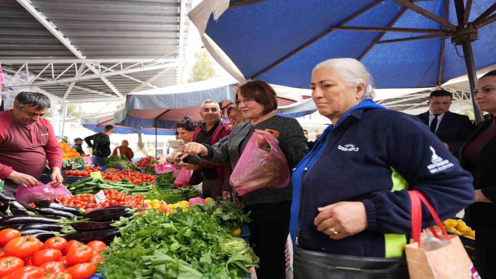 Başkan Gen&ccedil;ay pazar esnafı ile bayram &ouml;ncesi bir araya geldi
