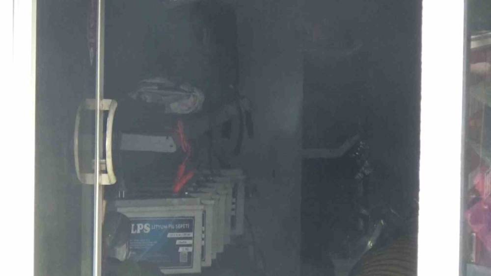Batarya d&uuml;kkanında yangın &ccedil;ıktı, bina tahliye edildi
