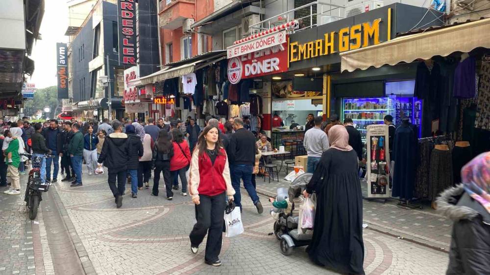 &Ccedil;arşı ve sokaklarda bayram yoğunluğu
