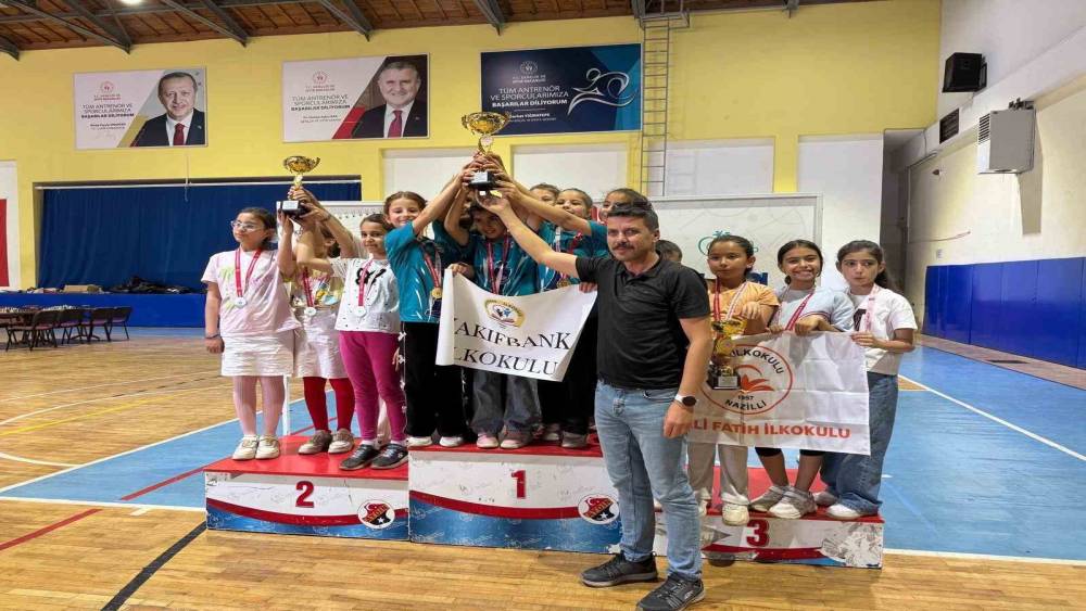 Nazilli Vakıfbank İlkokulu kızları satran&ccedil;ta Aydın şampiyonu oldu
