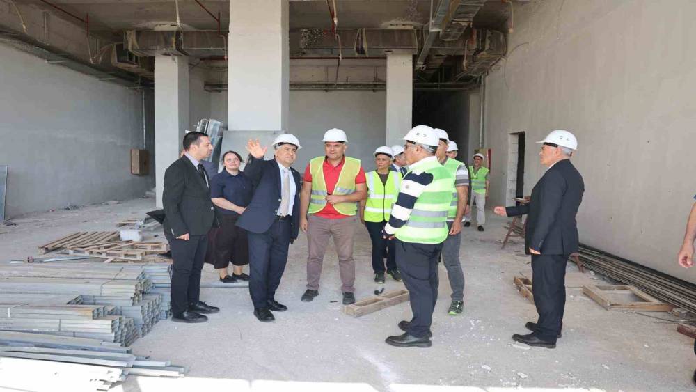 Rekt&ouml;r Kent, Diş Hekimliği Fak&uuml;ltesi hastahane binası inşaatında incelemelerde bulundu
