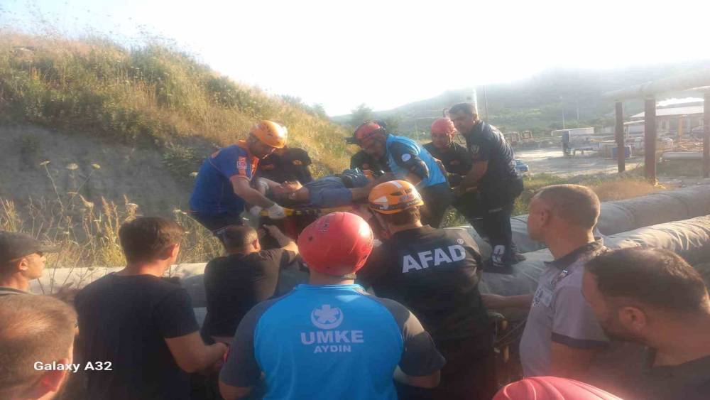 Direksiyonda sıkışan kamyon sürücüsü AFAD ekipleri tarafından kurtarıldı
