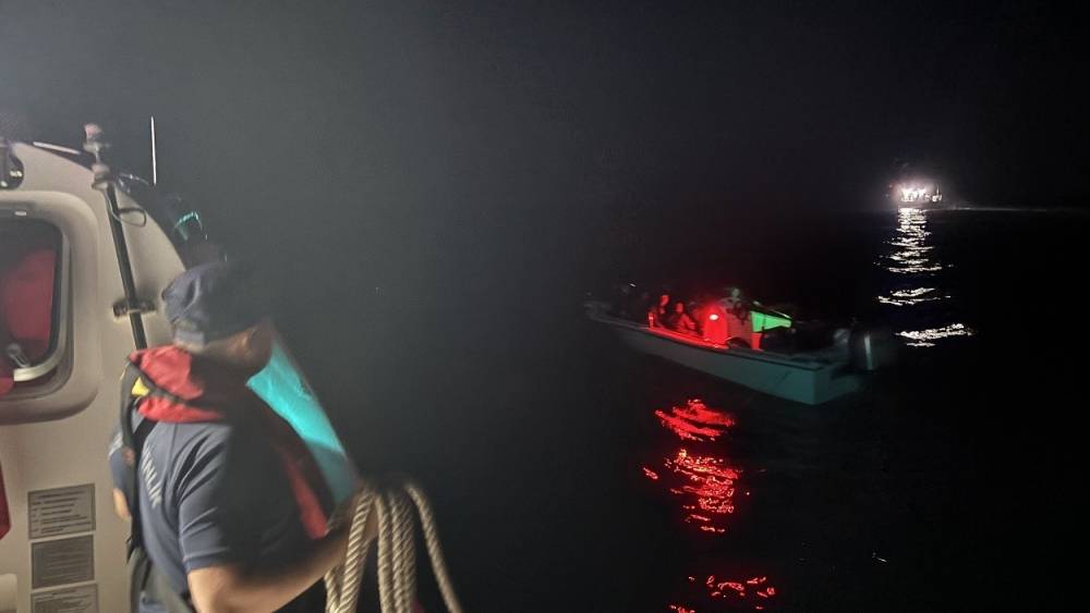 Aydın&rsquo;da 14 d&uuml;zensiz g&ouml;&ccedil;men, 1 g&ouml;&ccedil;men ka&ccedil;ak&ccedil;ısı yakalandı
