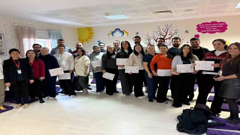 Gebe Okulu&rsquo;nu tamamlayan anne adaylarına katılım belgesi
