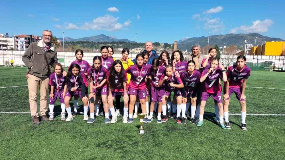Nazilli Beşeyl&uuml;l Ortaokulu kız futbol takımı il şampiyonu oldu
