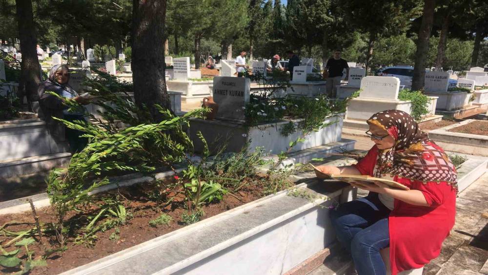Bayramın ilk g&uuml;n&uuml; mezarlıklarda yoğunluk
