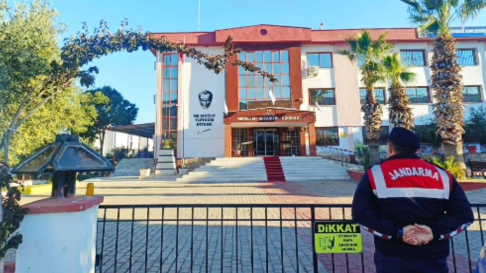 Jandarma okul &ouml;nlerindeki g&uuml;venlik tedbirlerini artırdı
