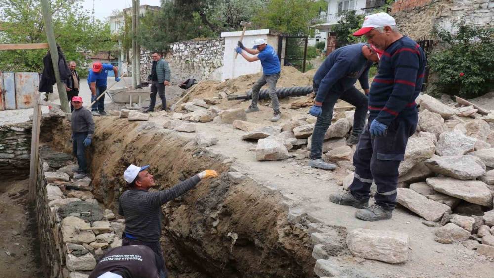 Bozdoğan Belediyesi Alamut Mahallesi&rsquo;nde taş duvar &ccedil;alışmasını tamamladı
