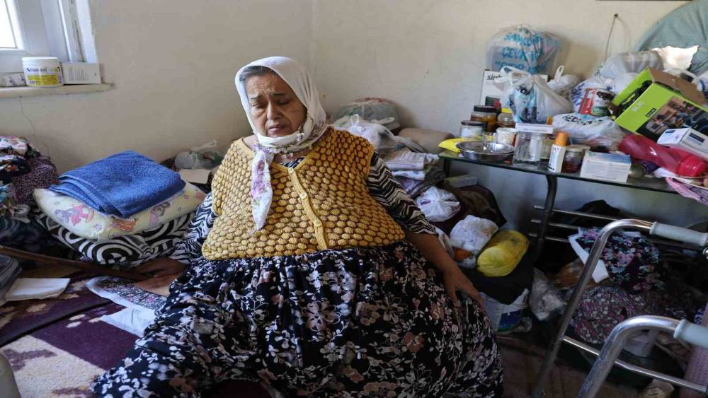 Her ge&ccedil;en g&uuml;n karnı b&uuml;y&uuml;yen &ccedil;aresiz kadın 170 kiloya ulaştı, artık hareket edemiyor
