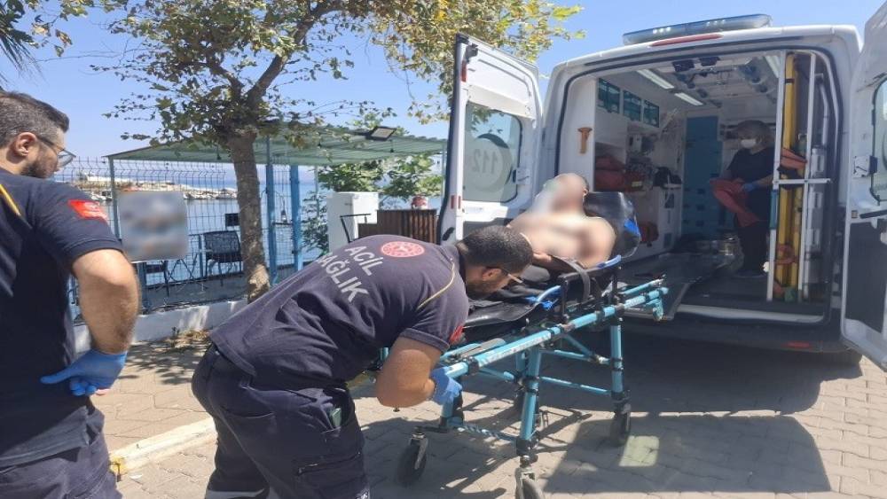 Gezi teknesinde rahatsızlanan şahsın yardımına Sahil G&uuml;venlik yetişti
