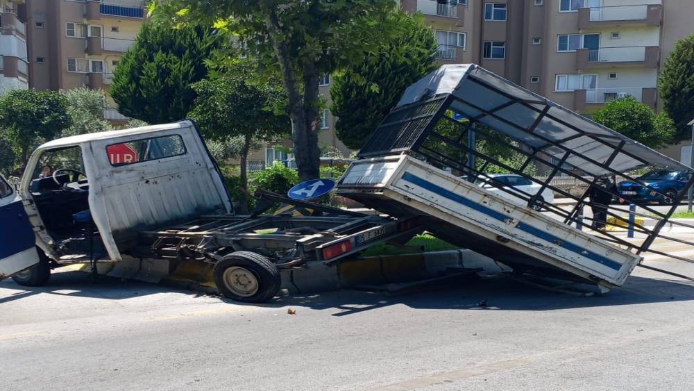 Otomobille &ccedil;arpışan kamyonet ref&uuml;je &ccedil;ıktı: 1 yaralı
