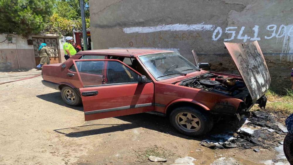 Nazilli&rsquo;de otomobil yangını, ara&ccedil; kullanılamaz hale geldi
