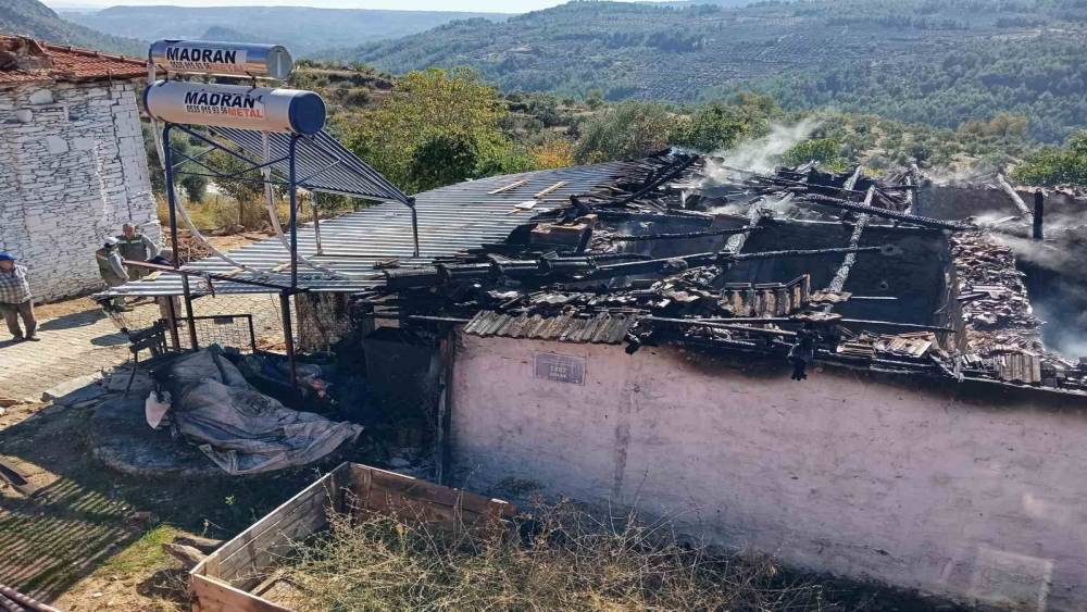 Aydın&rsquo;da &ccedil;ıkan yangında bir ev k&uuml;le d&ouml;nd&uuml;
