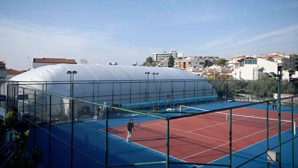 Kuşadası Tenis Kul&uuml;b&uuml;&rsquo;nde &rsquo;balon kort&rsquo; yapımı tamamlandı
