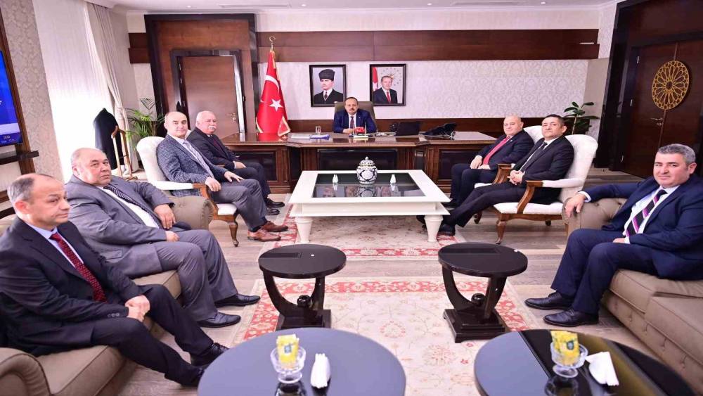 G&uuml;ven tazeleyen Başkan &Ouml;zmeri&ccedil;, şof&ouml;r esnafı i&ccedil;in saha &ccedil;alışmalarına başladı
